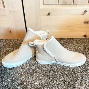 Women's Timberland ankle boots size 8 cream suede with warm lining